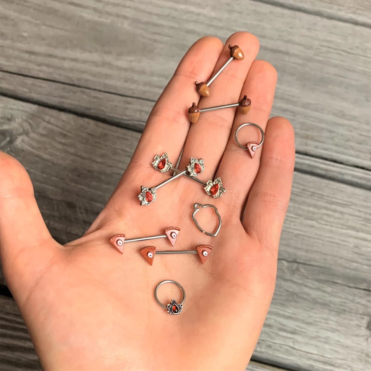 16 Gauge 3/8 Red Gem Holly Leaf Holiday Hinged Segment Ring 2 16 Gauge 3/8 Red Gem Holly Leaf Holiday Hinged Segment Ring - Image 2