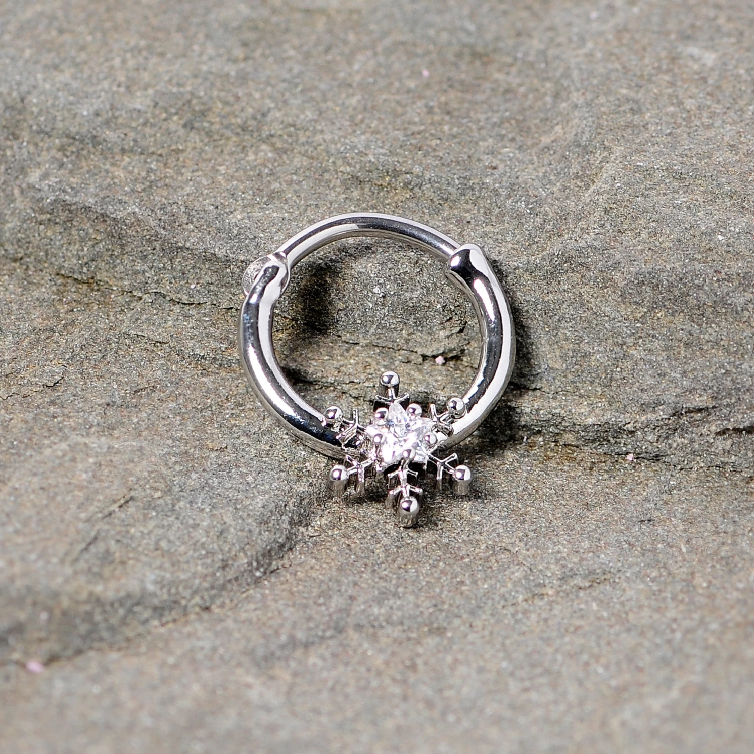 16 Gauge 3/8 Clear Gem Holiday Snowflake Septum Clicker 7 16 Gauge 3/8 Clear Gem Holiday Snowflake Septum Clicker - Image 7