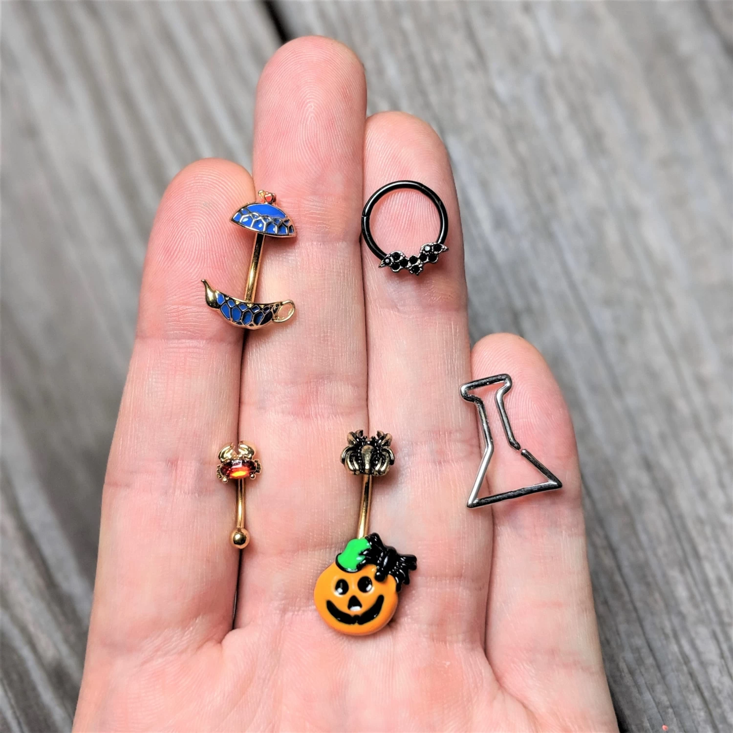 16 Gauge 3/8 Black Gem Black Plated Bat Hinged Segment Ring 2 16 Gauge 3/8 Black Gem Black Plated Bat Hinged Segment Ring - Image 2